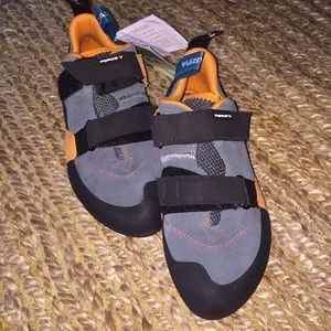 Scarpa new with box Force V climbing shoe 42